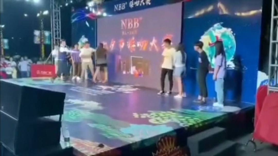 桂林接吻大赛现场，两名女子轮流上台手撕同一