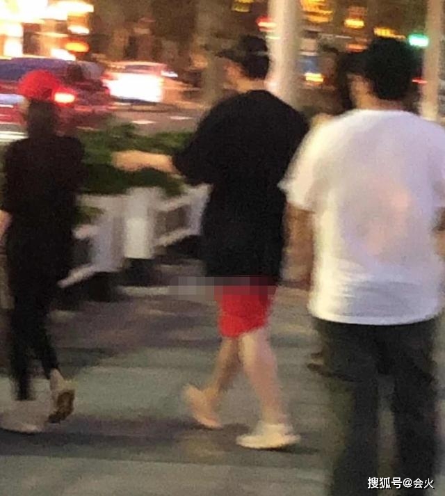 网友|原创王思聪又获美人！深夜贴心照顾妙龄女，前女友上万奢侈品现千元卖