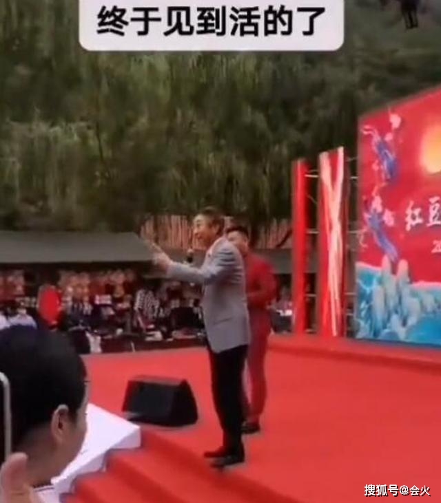 商演|原创冯巩离开春晚下乡捞金，现身商演头发花白显老态，连开三天很勤奋