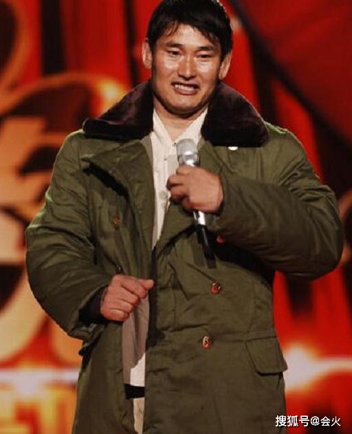凉棚|原创大衣哥免费为邻居建凉棚，打扮朴素接地气，曾捐百万却遭喷捐太少