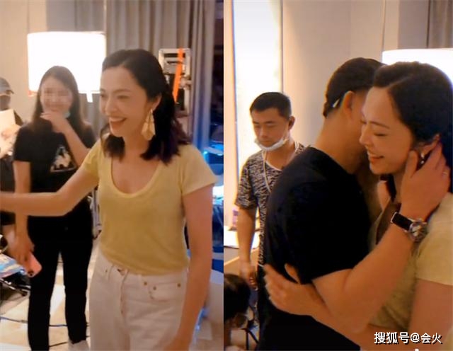 步一|原创姚晨曹郁情难自禁当众亲吻，下台还三步一回头！结婚8年如胶似漆