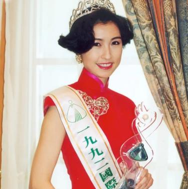 24岁艳压蔡少芬夺冠，下嫁刘青云22年无子女，她