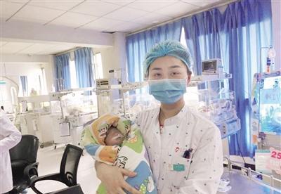 产妇什么时候进产房 f416f17e2dd34ac2a40090032ee538e7.jpeg