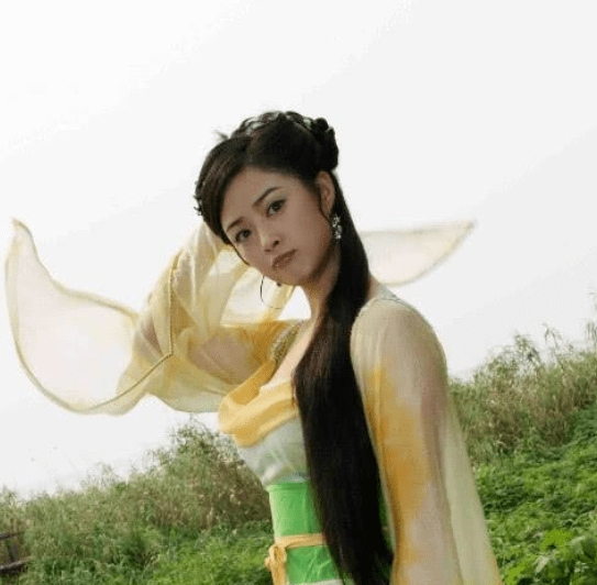 显得|曾胖成男友两倍宽的蒋欣，怎么突然瘦成这样了…