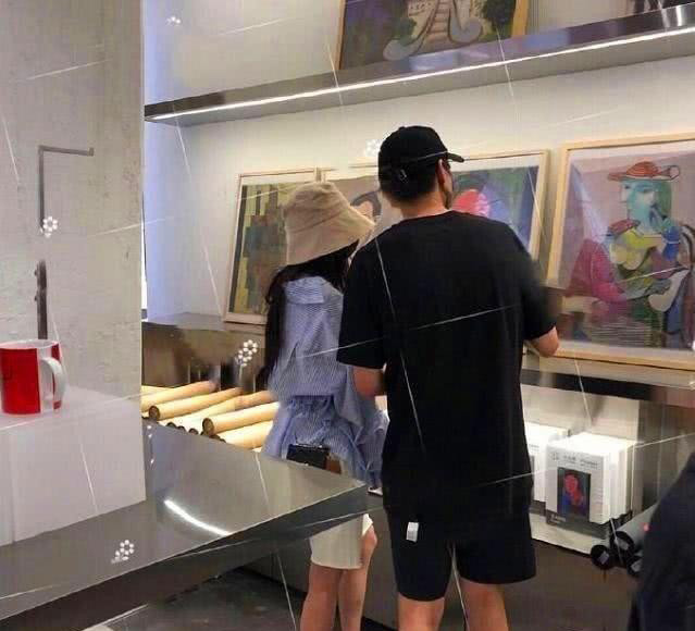 杨幂和魏大勋掐点暗秀恩爱,女儿小糯米近况曝光