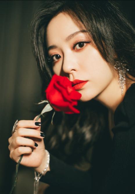 齐发文|原创第二届超女出道十五周年，李宇春穿比赛衣服现身，与张靓颖齐发文