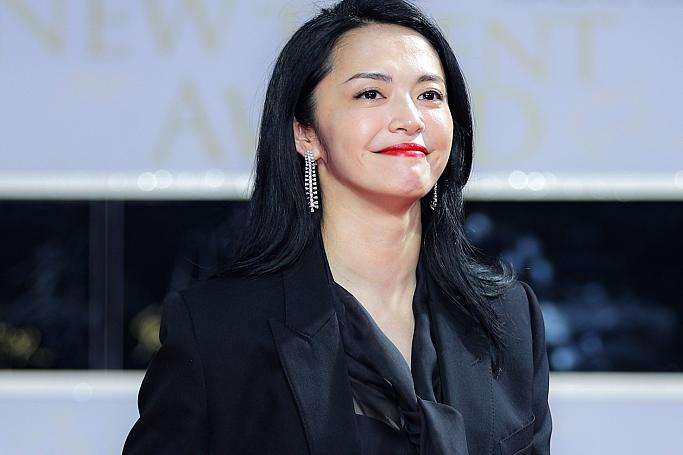 姚晨和朋友酒吧聚会被怕打扮朴素像大学生畅聊到深夜才离开
