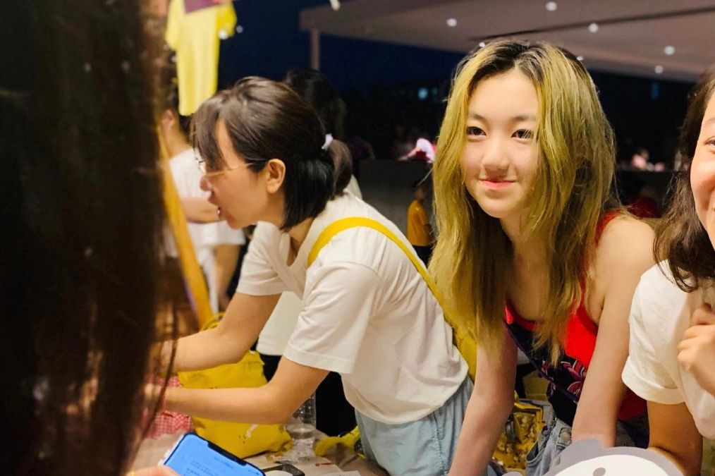 活动|李亚鹏携女儿参加活动，李嫣气场赶超一线女星，时尚感远超同龄人