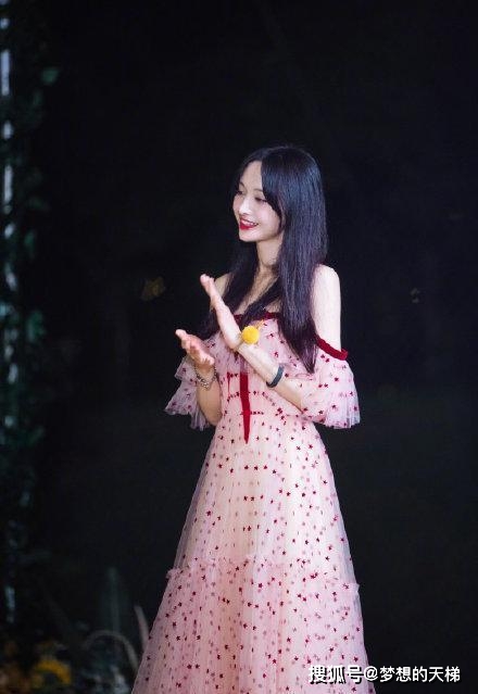 粉色|被郑爽惊艳了！一身粉色“露肩纱裙”营业效果甜美温柔