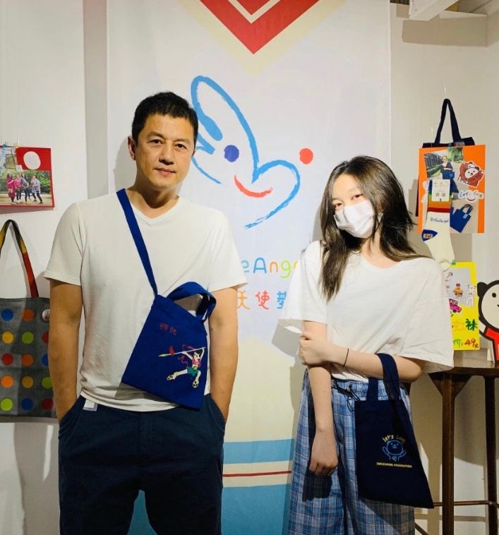 活动|李亚鹏携女儿参加活动，李嫣气场赶超一线女星，时尚感远超同龄人