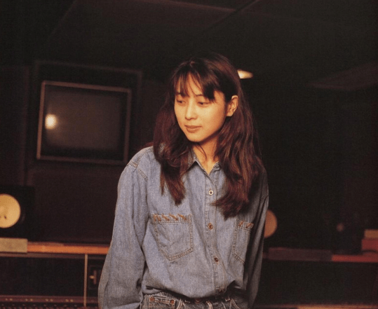 她是"颜值最高"的女歌手, 一首歌火了27年, 如今歌曲已被写入教科书!