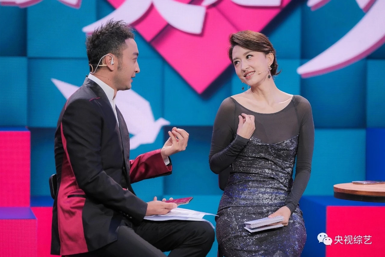 央视主持人过七夕，张蕾自爆没被求婚，小尼情话太多成“土蜂蜜”