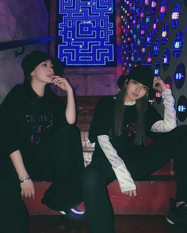 阿娇|钟欣潼终于好好穿衣服了，旁边的周扬青才惊艳！没想到这俩是闺蜜