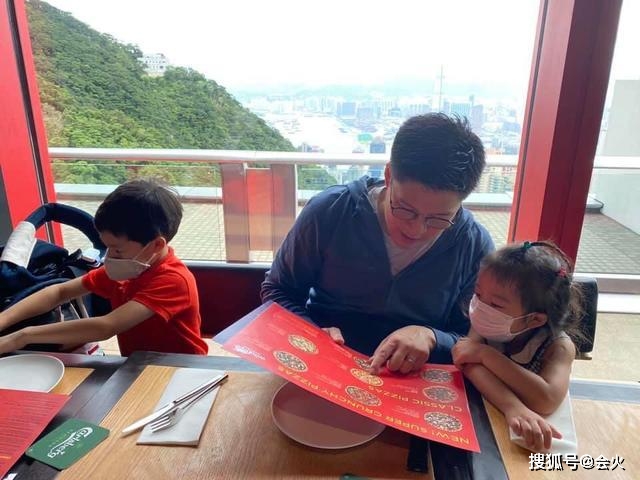 孩子|原创郭晶晶在家一人带3娃？晚上还得陪霍启刚加班！嫁进豪门后太贤惠