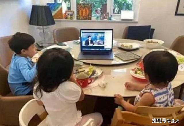 孩子|原创郭晶晶在家一人带3娃？晚上还得陪霍启刚加班！嫁进豪门后太贤惠
