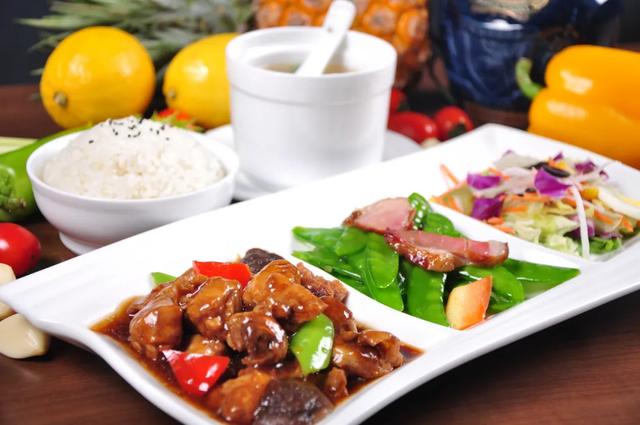 你看,本来小餐君只要一菜一饭就能解决的需求,现在不仅是买了一份套餐