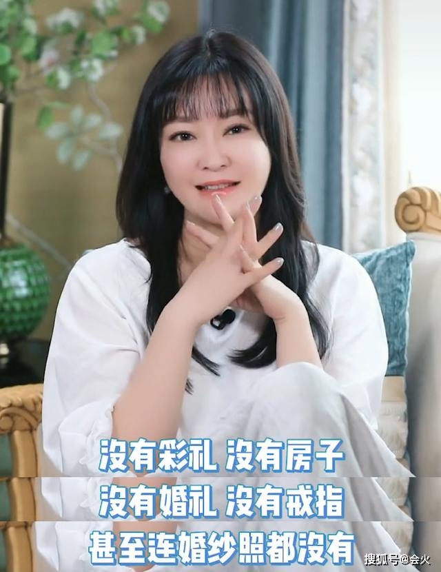 视频|原创王小骞曝21年前和主持人老公裸婚，婚纱照都没有！如今戴超大钻戒