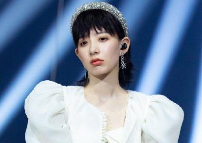 姐姐|原创李斯丹妮发文为总决赛应援，表演可圈可点，全员婚纱嫁舞台太惊艳