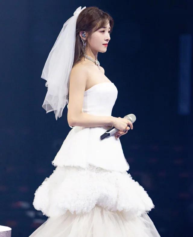 水蜜桃|张含韵再发公演照片,水蜜桃身材太吸睛,这是她翻红的原因?