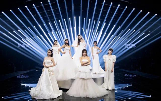 水蜜桃|张含韵再发公演照片,水蜜桃身材太吸睛,这是她翻红的原因?