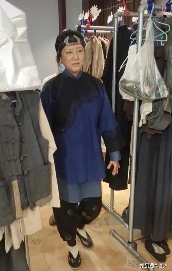 近况|原创65岁王丽云近况曝光，腰肌拉伤走路颤巍要人扶，面无血色显沧桑