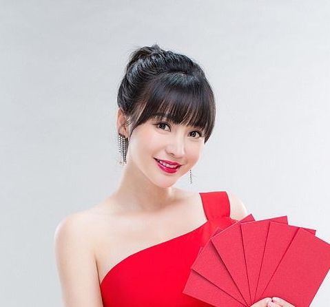 齐刘海|柳岩保养得可真好！红色抹胸长裙配齐刘海秀锁骨，好身材让人羡慕