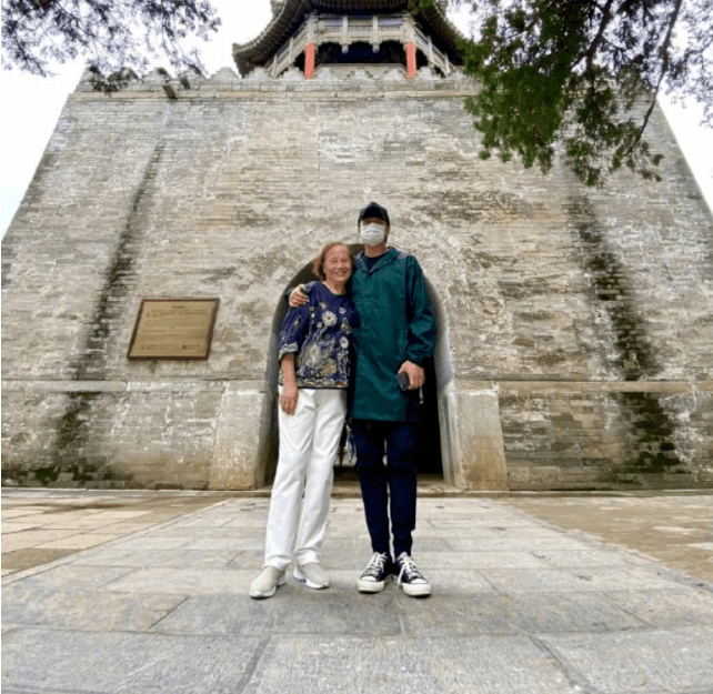 花衫|孙俪婆婆罕见现身，印花衫配小白裤很减龄，74岁P图照高挑显个
