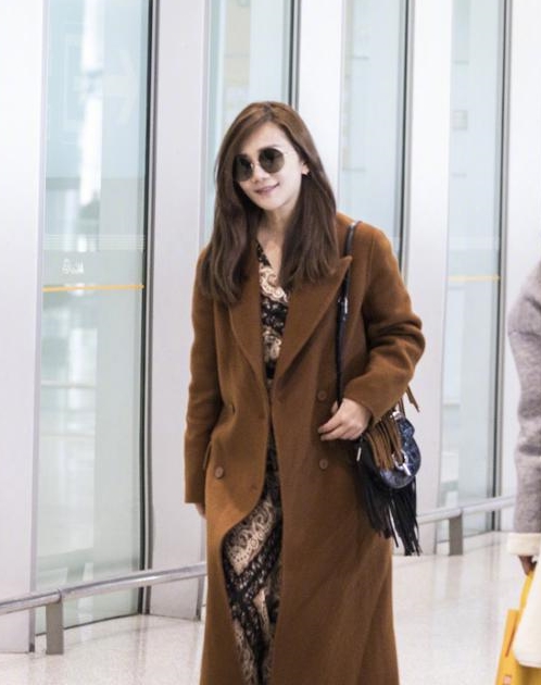 机场|梁静茹穿“奶茶装”走机场,零下10度仍然光腿配长裙,看着有点冷