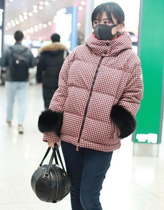 马尾|梁洁现身机场,穿格子棉衣配牛仔裤,扎马尾嘟嘴卖萌少女感爆棚