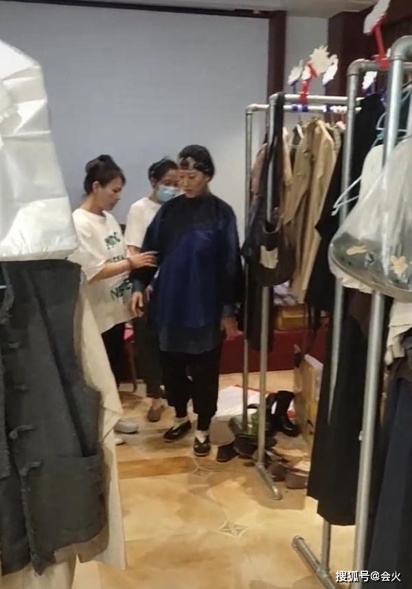 近况|原创65岁王丽云近况曝光，腰肌拉伤走路颤巍要人扶，面无血色显沧桑