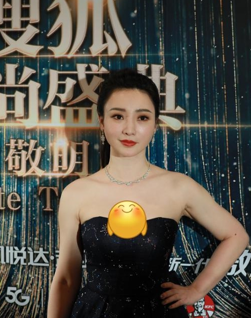 柳岩|柳岩穿“星空裙”现身活动,与天然脸宋祖儿同场,凭肉感身材抢镜