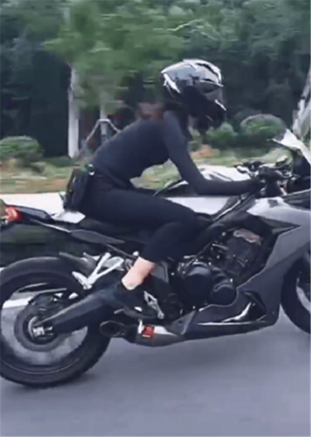 00后女骑座驾,本田cbr650r,全车哑光灰,车不及人养眼