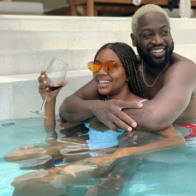 退役|原创韦德最新照曝光,泳池秀恩爱,这发型看起来太嚣张