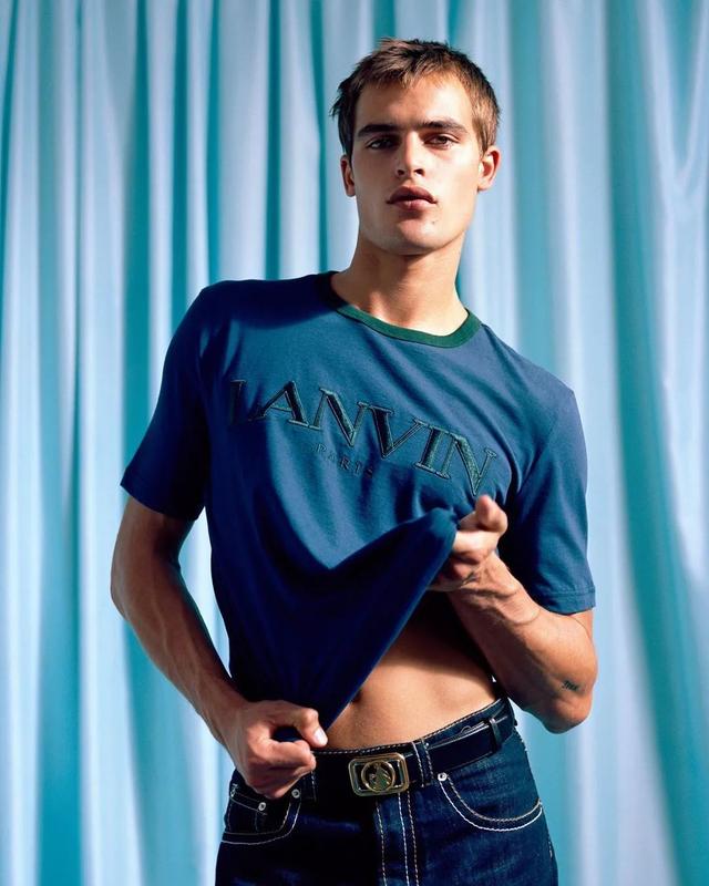 身材修长|他15岁出道成为高奢代言人，身材修长长相老气，被嘲不如老爸？