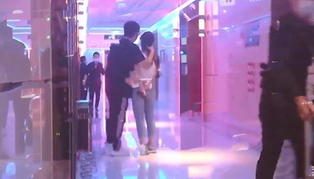 心肝宝贝|原创李湘晒女儿喝酸奶，喊心肝宝贝心情好，王诗龄尖下巴、大长腿抢镜