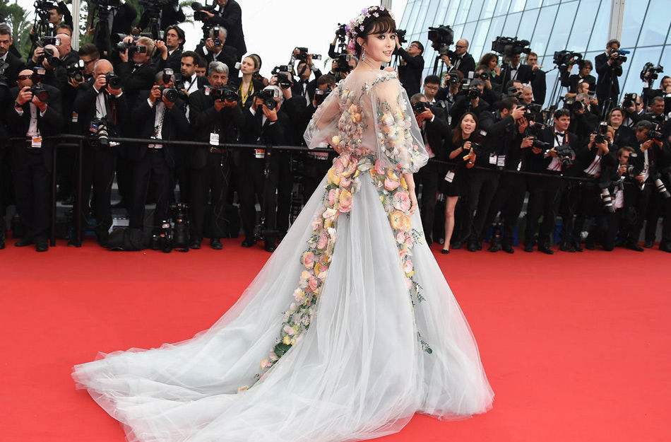 明星|女艺人的红毯礼服，只会亮相一次，走完后怎样处理？