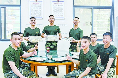 食堂|厦门部分高校食堂和部队饭堂设匀饭处，打菜阿姨“节约三问”引导合理点餐