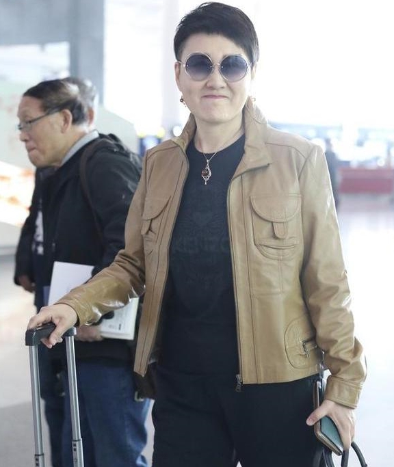 毛寸|“国民丈母娘”张凯丽走机场，鬓角剃的比毛寸还短，看着就不好惹