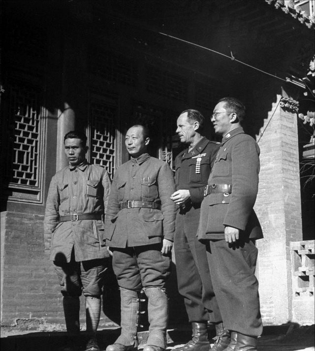 原创【老照片】1946年,在国共谈判桌上,对聂荣臻将军的抓拍照片!