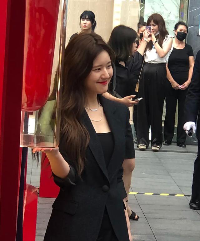 姐姐|赵露思生图脸大腰粗，与精修图判若两人，显胖的她很吃亏