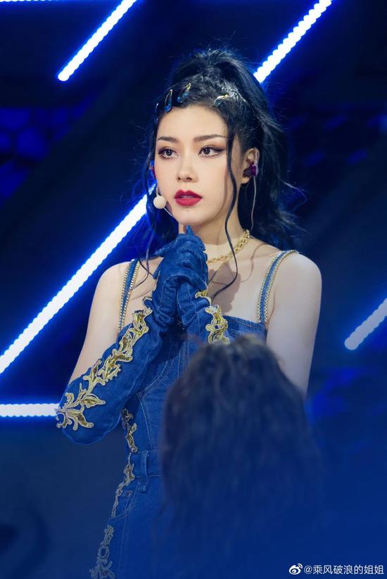 杨幂|靠一根发圈就变得又潮又粉嫩 杨幂也太会了吧