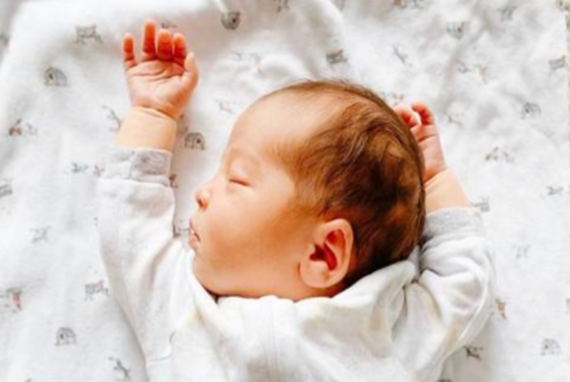 新生儿正确的侧睡姿势