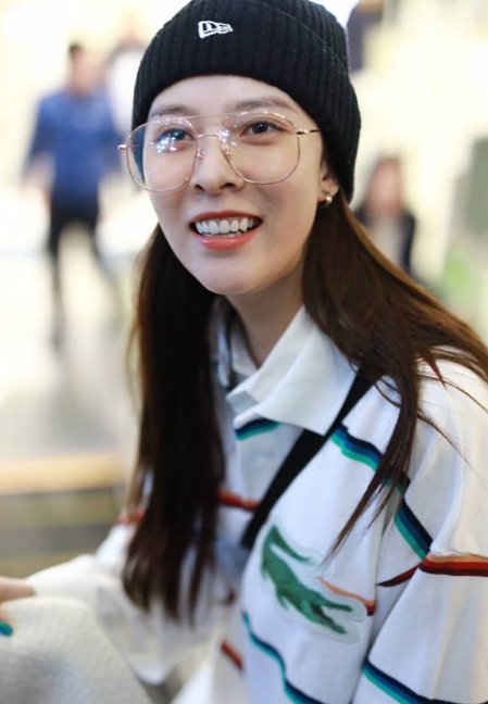 月牙|宋妍霏真会穿,分手后的她大秀“月牙腿”,还把运动裤当裙子穿