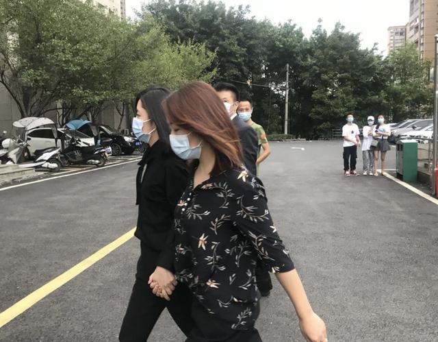 妈妈|原创妈妈被撞案开庭审理，谭松韵一身黑色素衣现身，情绪稳定