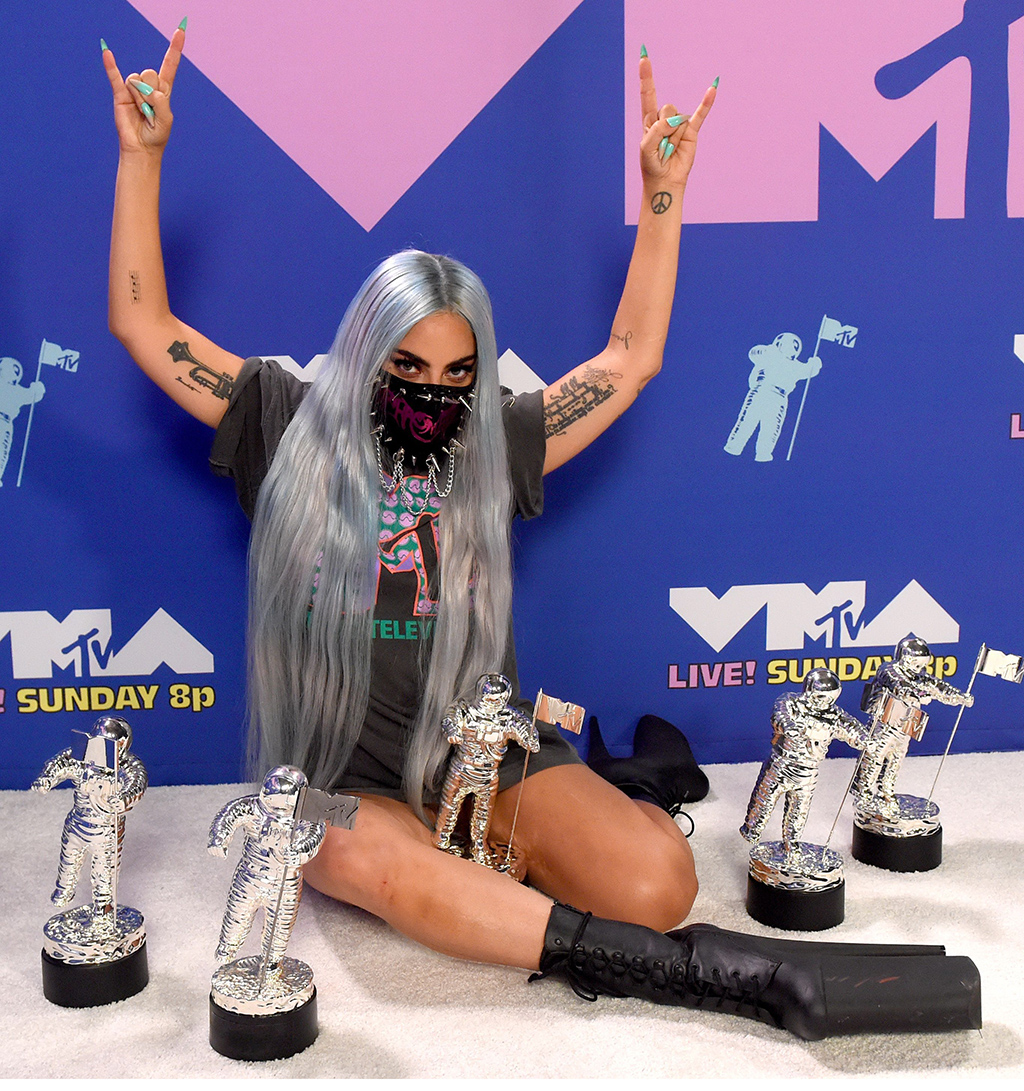 Lady|Lady Gaga横扫VMA五项大奖成最大赢家，嘎嘎小姐惊艳上演变装秀