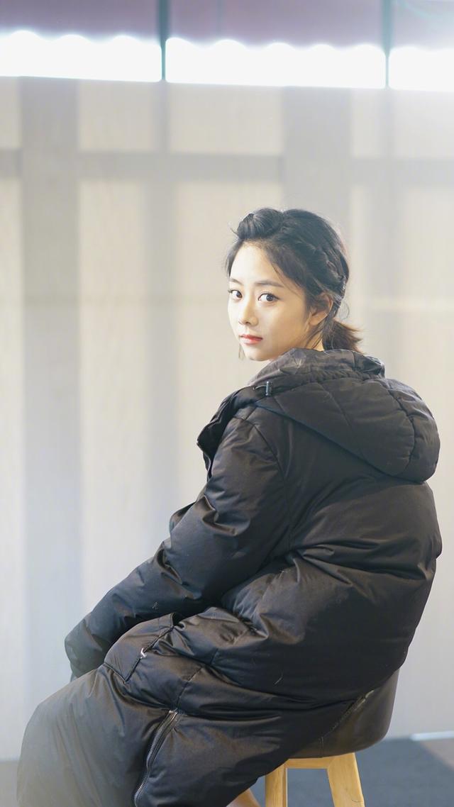 妈妈|原创妈妈被撞案开庭审理，谭松韵一身黑色素衣现身，情绪稳定