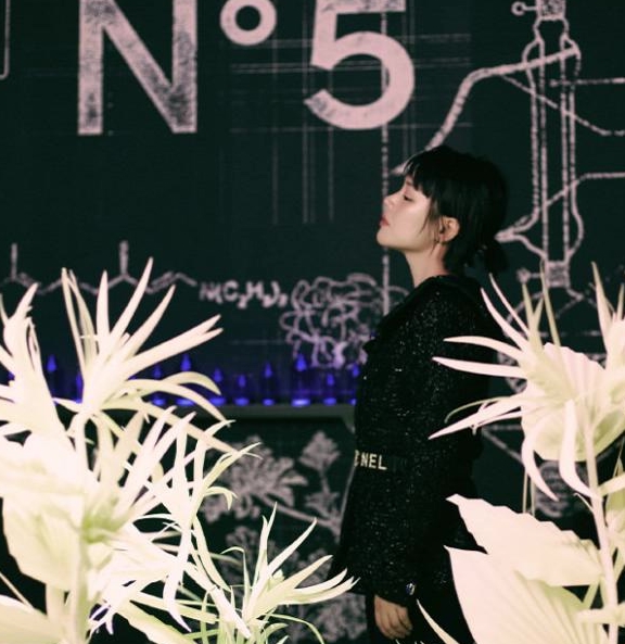 短裙|“小棉袄”宋茜为妈妈庆生超暖心，黑T配短裙美艳又吸睛！