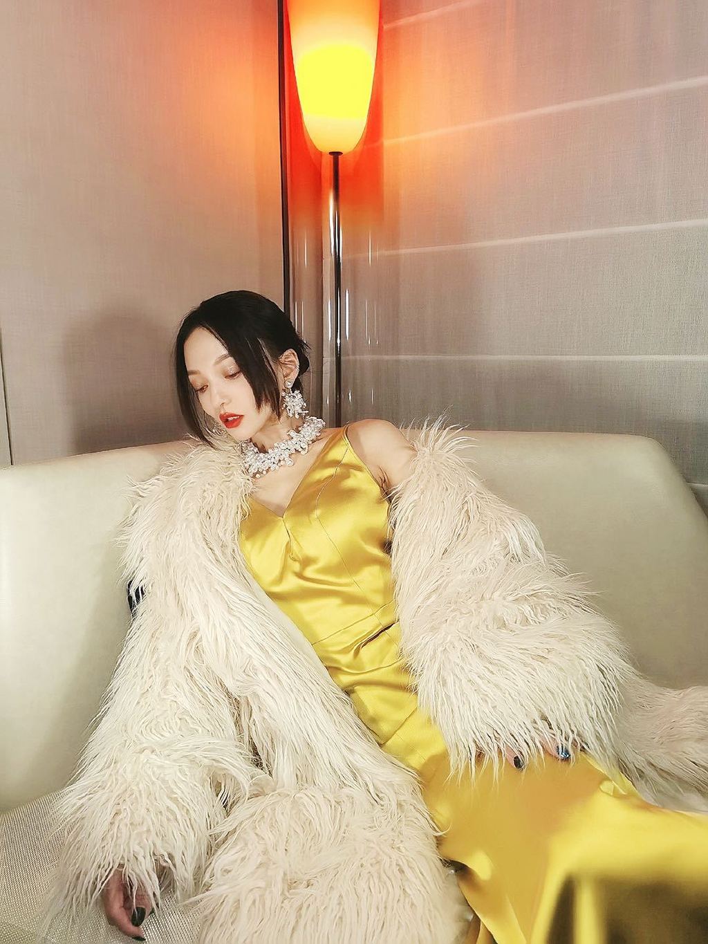 黄色|张韶涵可太牛了，穿明黄色的吊带裙配毛绒外套，气质高贵又冷艳