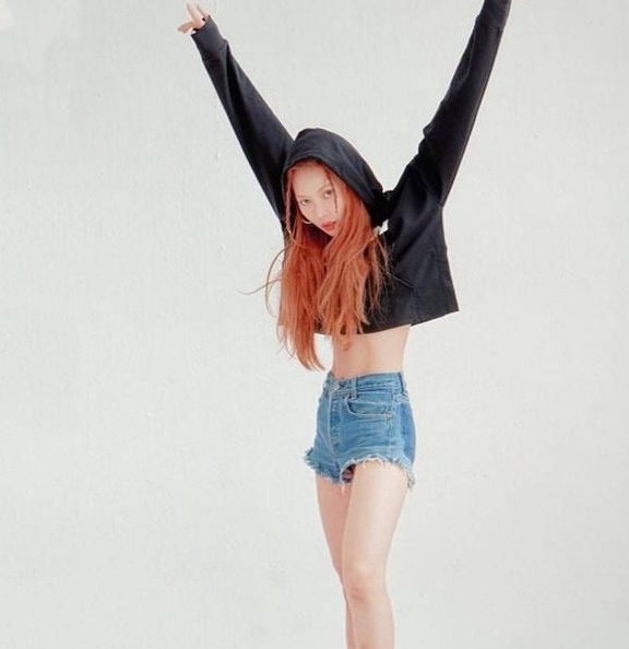 线条|“小野马”金泫雅在线性感，超短热裤上身，大长腿无处安放