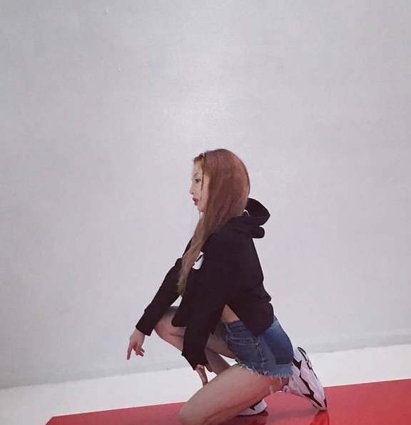 线条|“小野马”金泫雅在线性感，超短热裤上身，大长腿无处安放